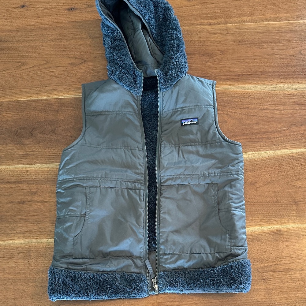 Women’s Patagonia reversible fleece vest